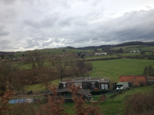 Er vallen gaten in het wolkendek. Het dal krijgt licht. 