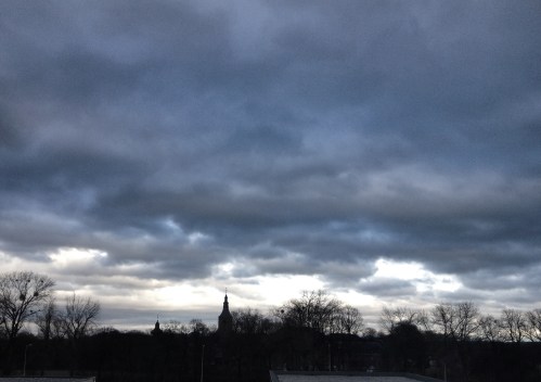 Vanuit de huiskamer zie ik donkere wolken zich samenpakken. Foto moet, ook een onstilbare verslaving Fotojunkie moet steeds weer een nieuw shot.