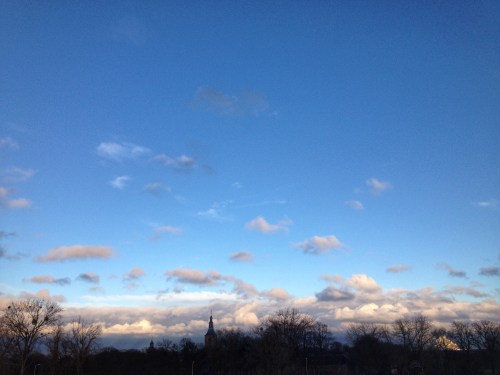 Nog geen kwartier later stralend blauwe horizon. De toren in silhouette tegen roze wolkenpracht. 