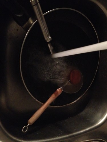 Voor het eerst in bezit van een vaatwasser maar het moment van samen de vaat doen heeft de voorkeur. Samen de dag doornemen, ik de borstel, de man de doek.