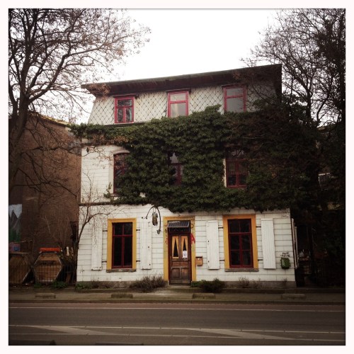 Gekraakt en verworden tot en culturele broedplaats. Het trekt aan maar stoot ook af...Ik zie alleen verval