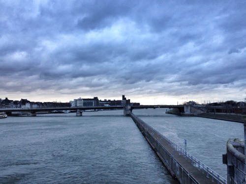 Donkere wolken pakken zich samen, de wind blaast me haast omver en toch stoppen voor een foto. Je bent een junkie of je bent het  niet