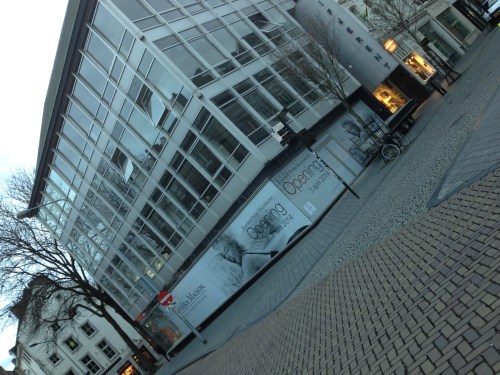 Aan het einde van de brug wordt leegstand opnieuw gevuld. Fijn, een gapend gat als entree is niet aantrekkelijk