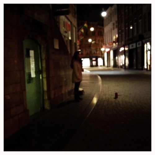 We hoorden haar al van verre. Een heldere stem die klassieke liederen stond te zingen. Klein meisje, groot volume. Meer dan 2 euro waard.