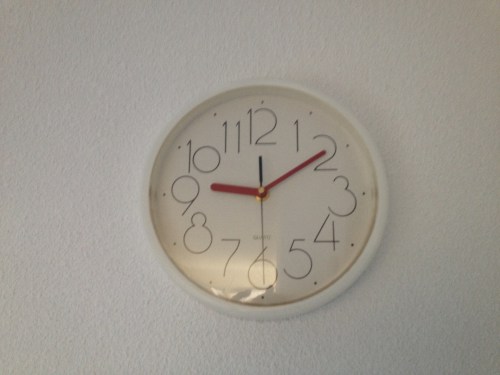 Later nog dan gisteren want de storm zorgde niet alleen buiten voor onrust. een klepperende brievenbus en een krakende schutting haalden mij  om meerdere malen uit mijn slaap.