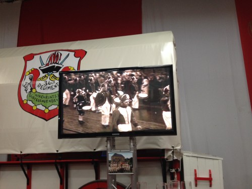 Oude bewegende beelden. Ik zoek naar herkenning maar vind het niet.