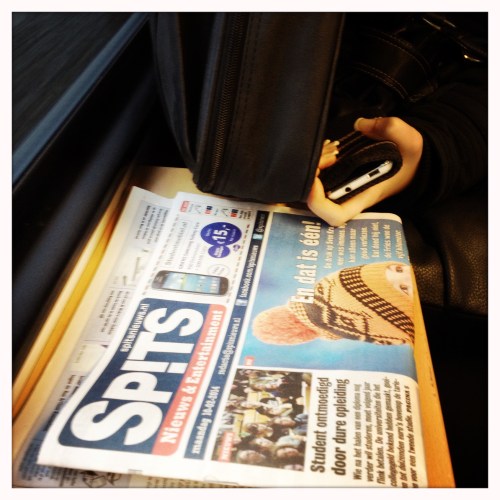 Soms blijft de krant onaangeroerd, het scherm krijgt alle aandacht.