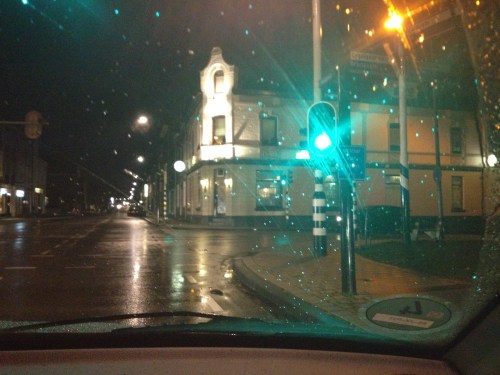 Thuiskomen in donker en miezerregen. Alleen de kroeg straalt warmte uit.