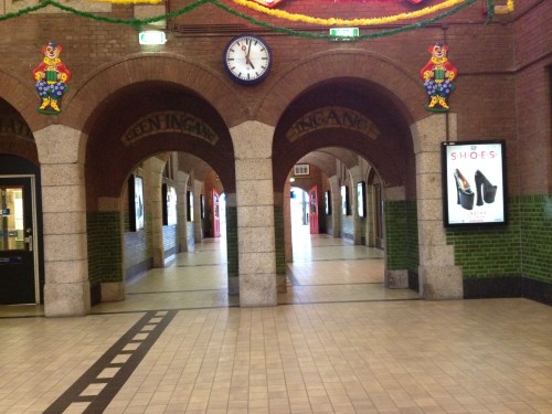 Ingang-geen ingang. Tig keer op de plaat, maar ik krijg het beeld niet recht. Dwarsligger..