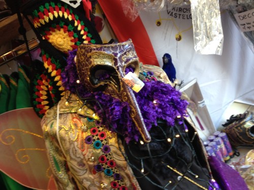 De feestwinkel...op jacht naar de juiste accessoires voor carnaval.