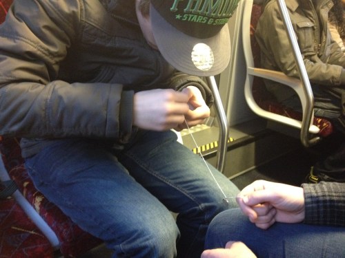 Zo schattig, hij haalt een knoop uit haar ketting. Grote onhandige handen wurmen tot de ketting weer glad is.