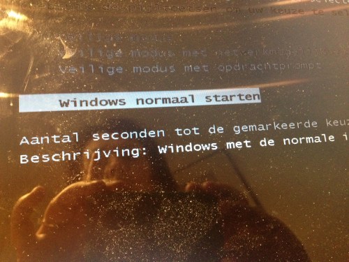 De laptop heeft weer opstartkuren. Ik wacht met angst en beven op de dag dat ´ie de pijp aan Maarten geeft.