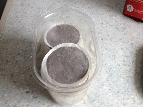 Koffiepads bijvullen. 