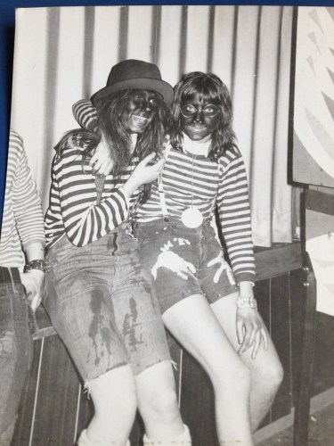 Op zoek naar een passende profielfoto voor de komende festiviteiten kom ik dit ouwetje uit '72 tegen Annemarie en ik.  Zou zwarte schmink ook in de ban moeten?