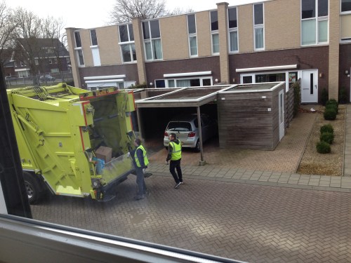 Oud papier auto voor de deur. Afleiding dwingt  tot kijken.