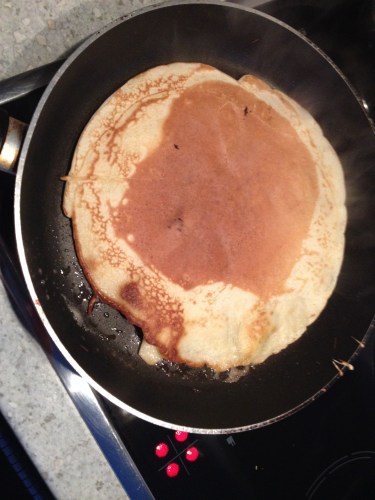 Voor het eerst sinds jaren bak ik pannekoeken. Met spek en met appel. Was vergeten hoe lekker dat is. 