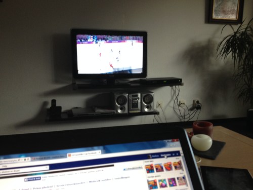 Spelletjes doen met in de verte mannen met helmen die een blokje over het ijs slaan.