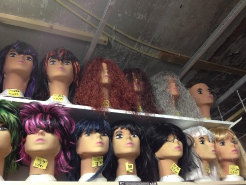 De feestwinkel in voor een (bokke)pruik. Dochter laat weten dat ze er al een heeft gevonden via Bol..