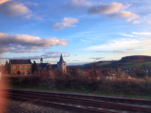 Langzaam verdwijnt de zon achter de heuvels. Kijkt u even mee?