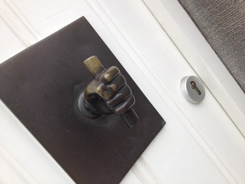 Deurknop van de buren. Zo leuk.