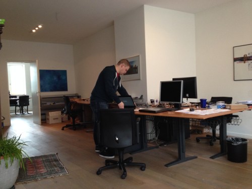 Collega Martijn komt om het Duitse boekhoudprogramma te installeren...