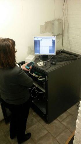 We moeten een verdieping lager. Met telefoon en extra scherm... wir reden noch immer Deutsch jawohl