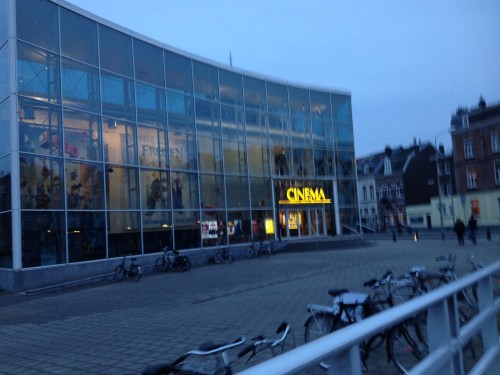 Onderweg gaan de lampen aan. Niet te filmen.