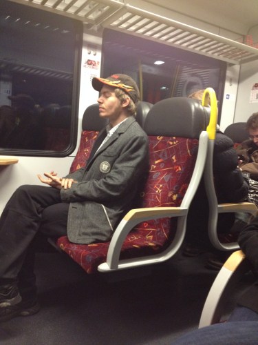 des te meer valt er binnen te zien. De hele rit blijft hij zo zitten. Ik blijf gefascineerd kijken. Hij geeft geen krimp. Een mooie afsluiter voor vandaag en een mooi moment om een paar dagen plogstilte aan te kondigen. Ik ben even elders aan t 'werk. Tot vrijdag! 