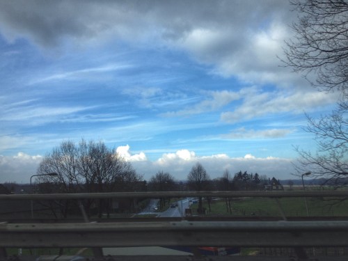 De reis kan beginnen. Limburgse luchten zwaaien me uit