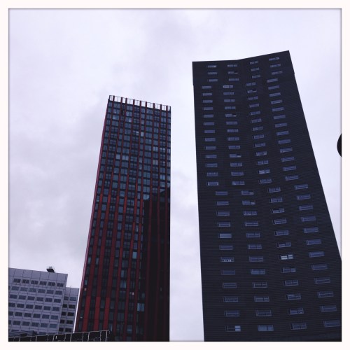 Rotterdam overvalt en omringt. 