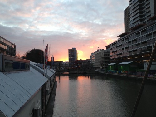 vanuit het hotel de zon zien verdwijnen. Vandaag is rood de kleur van het water. Mooi toch, ja toch? niet dan?