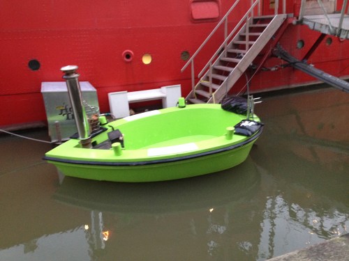 Hot tug met vuurkorf.