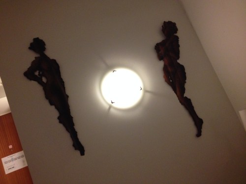 Bedtijd...de koperen dames aan de muur keuren mij geen blik waardig. Welterusten