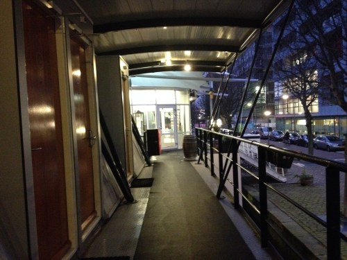 De kade ligt er stil en verlaten bij. Rotterdam is duidelijk niet voor vroege vogels.