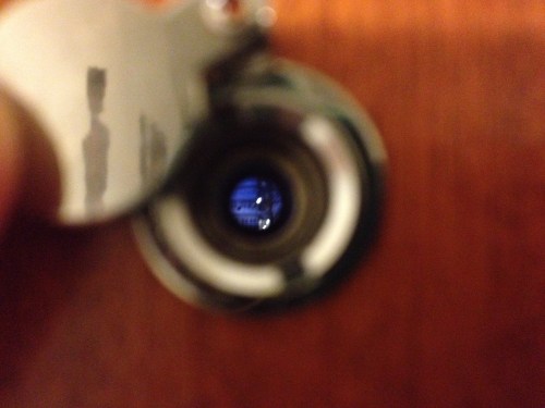 Voor de eerste blik op de wereld moet ik op mijn tenen gaan staan. Rotterdam lijkt zo wel erg klein.