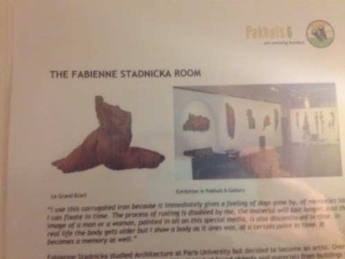 Ik blijk in de Fabienne Stadnicka kamer te overnachten. Alle kunst is te koop.