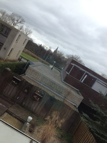 Steeds weer dat uitzicht. Wel de hoogste tijd om de ramen eens te wassen.