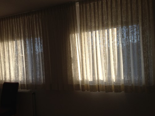 Zonlicht laat letters dansen. Zo wakker worden maakt blij