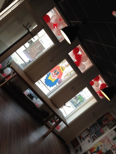 Toch even naar buiten om al snel de kroeg in te duiken. Het is nog rustig. Herrenzitsung is verderop nog in volle gang