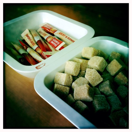 melk en suiker, we hebben er bakjes voor.