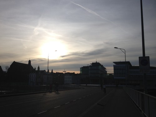 De zon zwaait me uit...