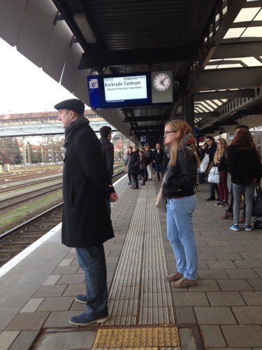 Groot en klein op het station...