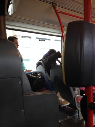 Ze zijn er weer, de jongelui met engtevrees. Breeduit ruimte claimen.