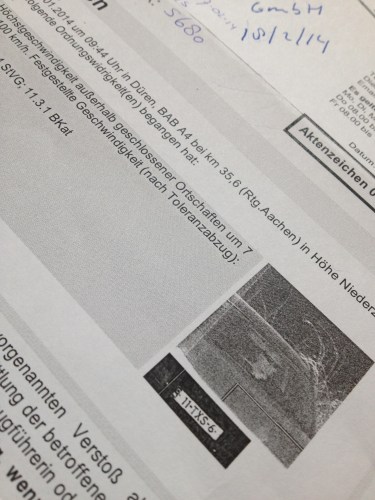 Duitse verkeersovertredingen komen samen met een foto van de dader. Geen ontsnappen mogelijk. De boetes zijn zo laag dat je blijft lachen.