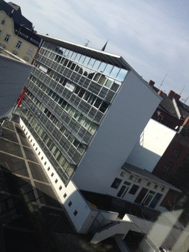 Ook hier hebben we uitzicht. Glas dat weerkaatst en lucht..