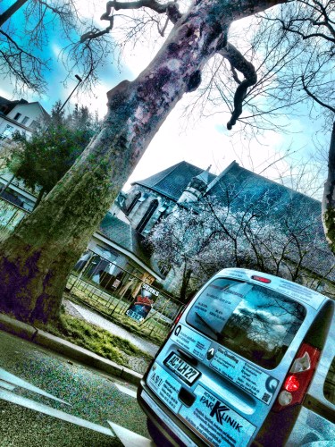 Kijk, daar...achter de auto staat een boom al in bloei...geluk staat op een schaduwrijk plekje. Gelukkig hebben we apps die zelfs de donkerste hoekjes nog licht kunnen geven.