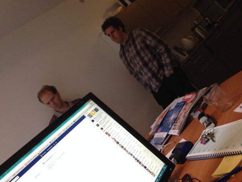 De baas legt uit, collega's luisteren aandachtig..