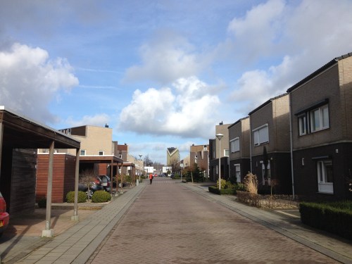 felblauw en wolkenwit...er is maar een huis waar al dat licht echt welkom is. Gooi open die luiken buurtjes...
