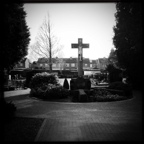 Flitsbezoek op het kerkhof, hipstamatic terft de juiste sfeer