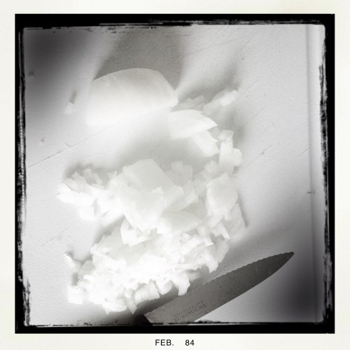 Ten slotte uien snijden, zie jullie de krassen in de snijplank? Erg diep deze he?..